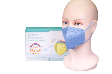 Europapa Kindermasken FFP2 Schachtel und Kopfmodel mit angezogener blauer Maske