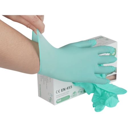 Eine Schachtel der biologisch abbaubaren Kingfa Handschuhe von vorne und ein Handschuh wird angezogen